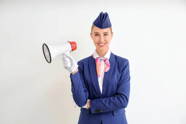 Linda Aeromoça Com Megafone Fundo Claro — Fotografia de Stock