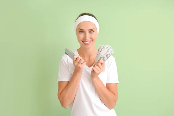 Hermosa Mujer Con Teléfono Móvil Dinero Fondo Color Concepto Apuesta —  Fotos de Stock