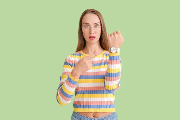 Stressad Kvinna Pekar Armbandsur Färg Bakgrund — Stockfoto