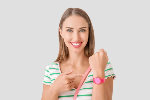 Hermosa Mujer Con Reloj Pulsera Sobre Fondo Claro —  Fotos de Stock