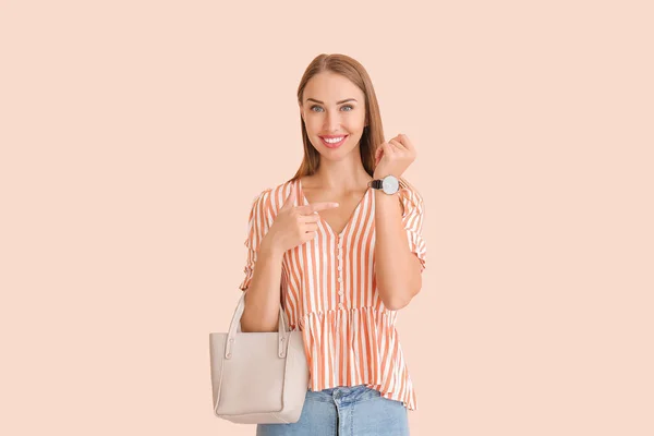 Hermosa Mujer Con Reloj Pulsera Sobre Fondo Color —  Fotos de Stock