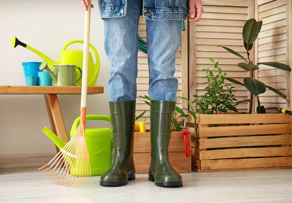 Frau Gummistiefeln Mit Gartenzubehör Scheune — Stockfoto