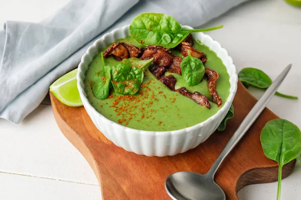 Bowl Tasty Spinach Soup Light Background — Stock Photo, Image