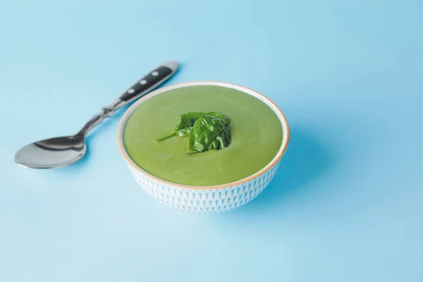 Bowl Tasty Spinach Soup Color Background — Stock Photo, Image