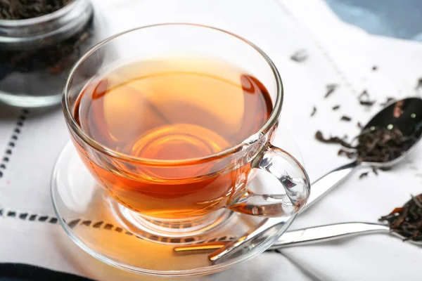 Γυάλινο Φλιτζάνι Ζεστό Μαύρο Τσάι Στο Τραπέζι — Φωτογραφία Αρχείου