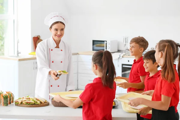 Schüler Erhalten Mittagessen Schulmensa — Stockfoto