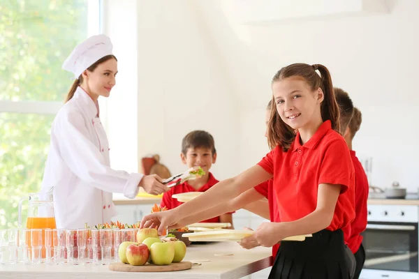 Schüler Erhalten Mittagessen Schulmensa — Stockfoto