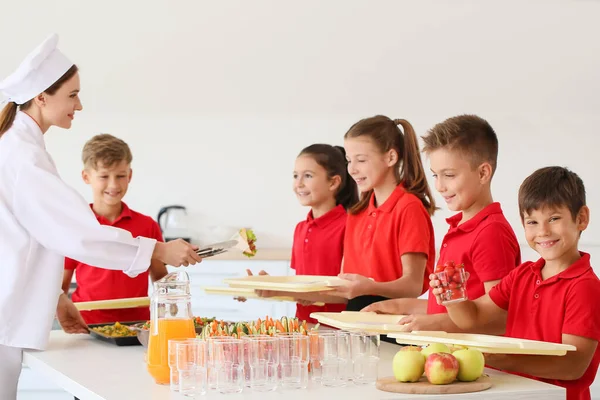 Alumnos Que Reciben Almuerzo Comedor Escolar — Foto de Stock