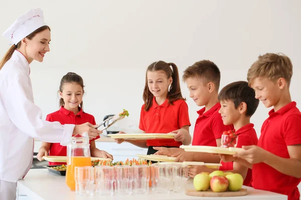 Alumnos Que Reciben Almuerzo Comedor Escolar — Foto de Stock