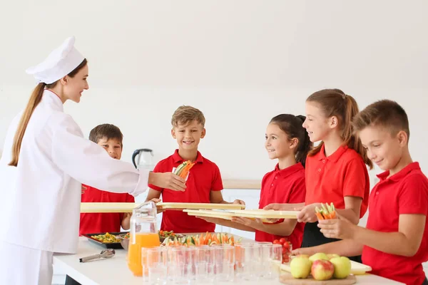 Alumnos Que Reciben Almuerzo Comedor Escolar — Foto de Stock