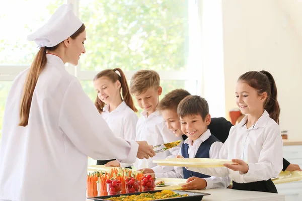 Alumnos Que Reciben Almuerzo Comedor Escolar — Foto de Stock