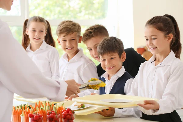 Alunos Que Recebem Almoço Cantina Escola — Fotografia de Stock