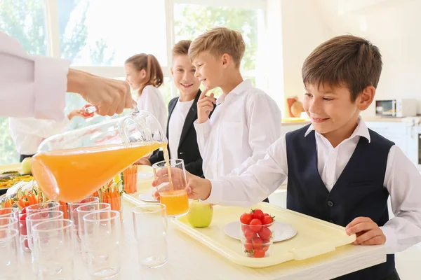 Schüler Erhalten Mittagessen Schulmensa — Stockfoto