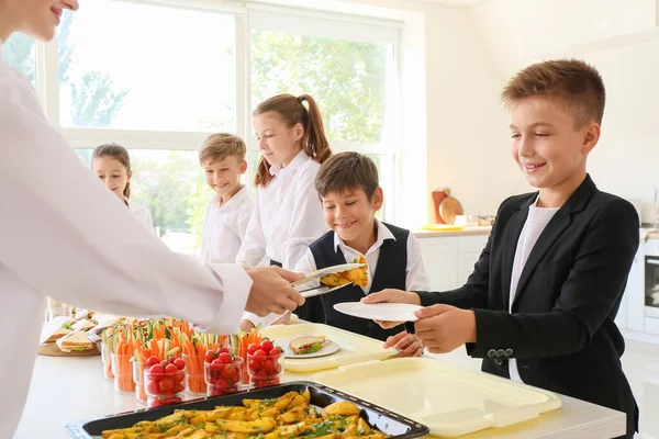 Alumnos Que Reciben Almuerzo Comedor Escolar — Foto de Stock