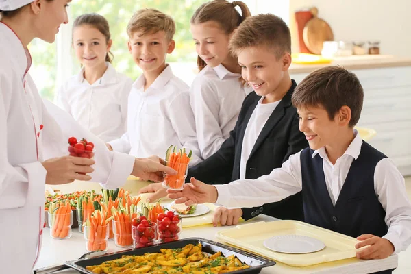 Pupils Receiving Lunch School Canteen — Stock Photo, Image