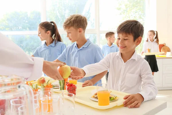 Uczniowie Otrzymujący Lunch Szkolnej Stołówce — Zdjęcie stockowe