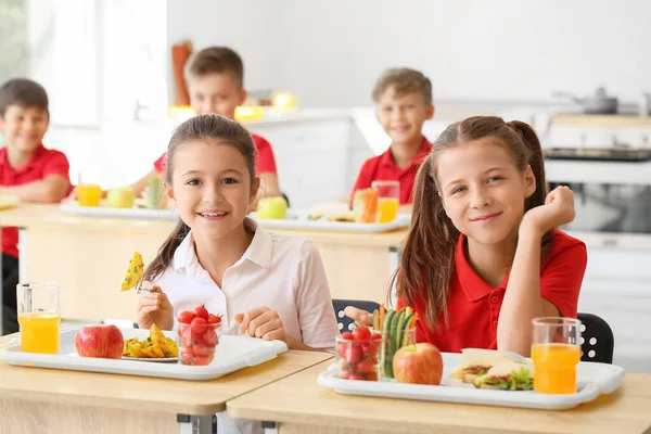 Учні Мають Здоровий Обід Класі — стокове фото