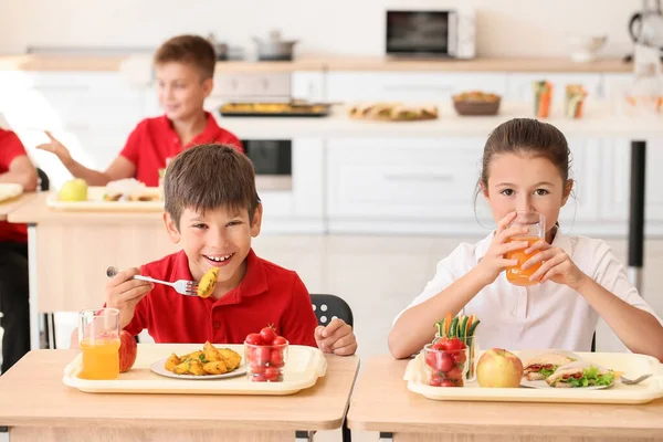 Schüler Essen Gesundes Mittagessen Klassenzimmer — Stockfoto