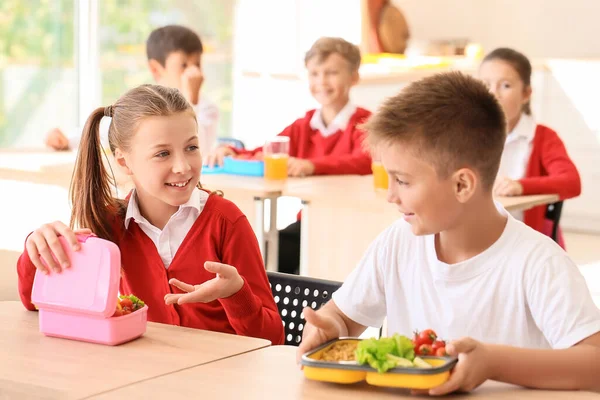 Uczniowie Jedzący Zdrowy Lunch Klasie — Zdjęcie stockowe