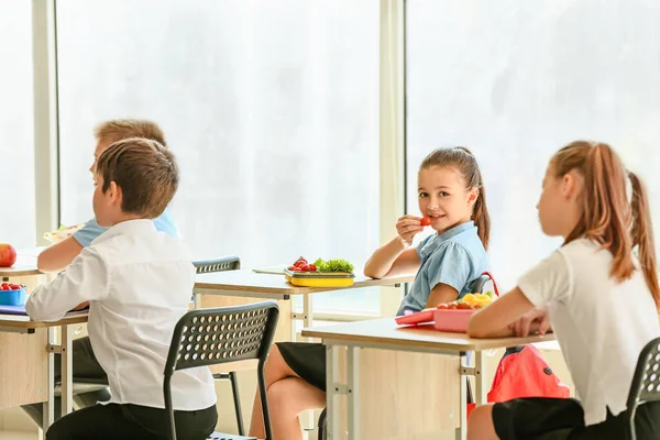 Öğrenciler Sınıfta Sağlıklı Öğle Yemeği Yiyor — Stok fotoğraf