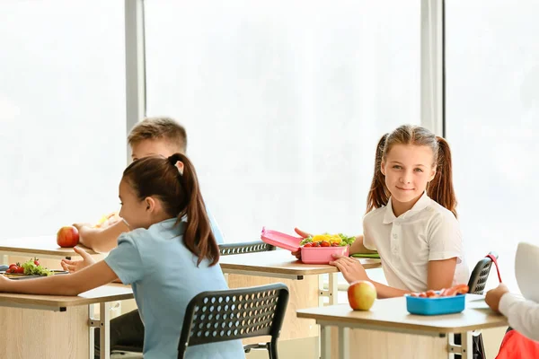 Alumnos Almorzando Saludablemente Clase — Foto de Stock