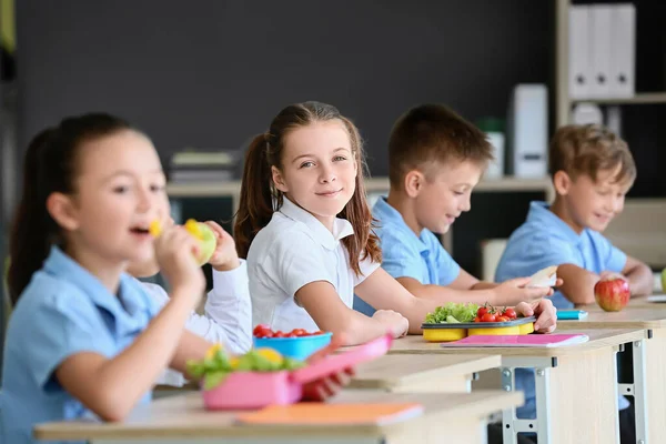 Uczniowie Jedzący Zdrowy Lunch Klasie — Zdjęcie stockowe