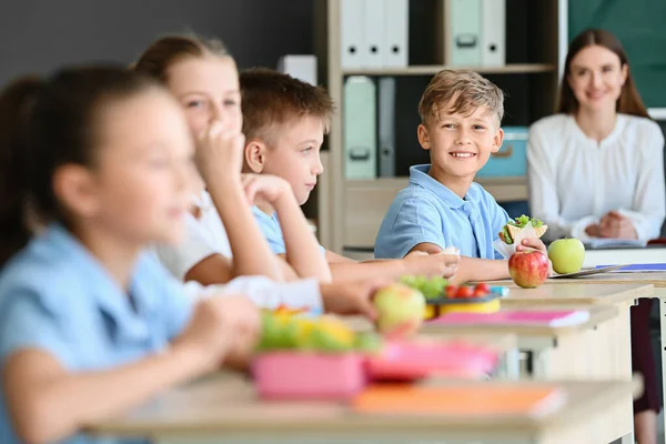 教室で健康的な昼食を取っている生徒たち — ストック写真