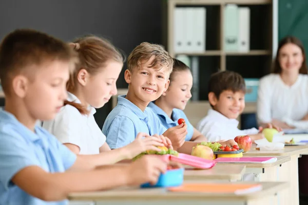 Alumnos Almorzando Saludablemente Clase —  Fotos de Stock
