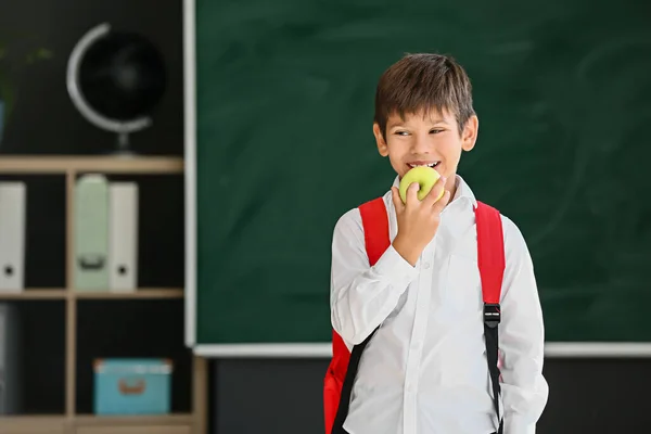 Studentessa Mangiare Mela Contro Sfocato Sfondo Scuola — Foto Stock