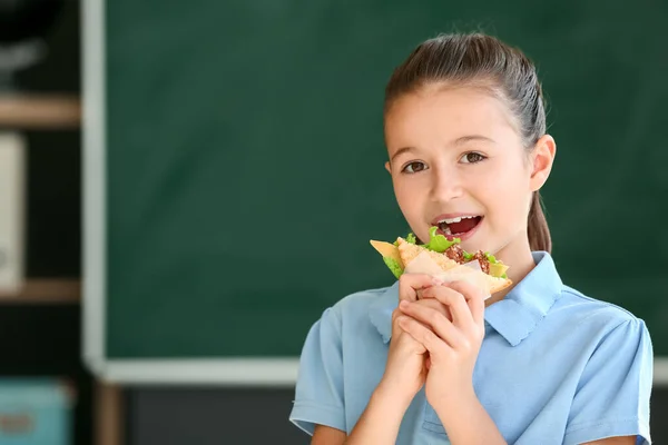 Estudante Comer Sanduíche Contra Fundo Turvo Escola — Fotografia de Stock