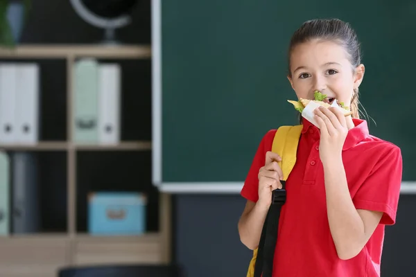 Studentessa Mangiare Panino Contro Sfondo Sfocato Scuola — Foto Stock