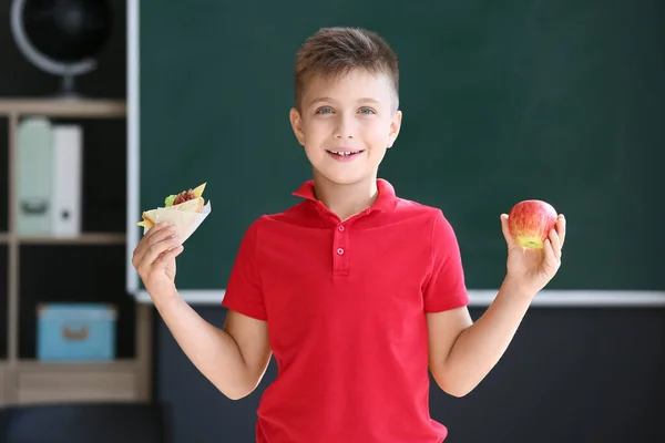 Studentessa Con Mela Panino Contro Sfondo Sfocato Scuola — Foto Stock