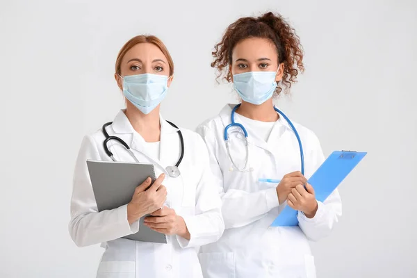 Porträtt Kvinnliga Läkare Bär Medicinska Masker Ljus Bakgrund — Stockfoto