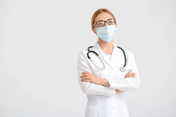 Porträtt Kvinnlig Läkare Bär Medicinsk Mask Ljus Bakgrund — Stockfoto
