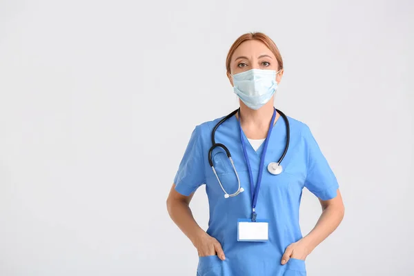 Retrato Médico Feminino Usando Máscara Médica Fundo Claro — Fotografia de Stock