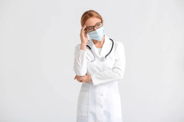 Портрет Сумного Лікаря Жінки Медичній Масці Світлому Фоні — стокове фото