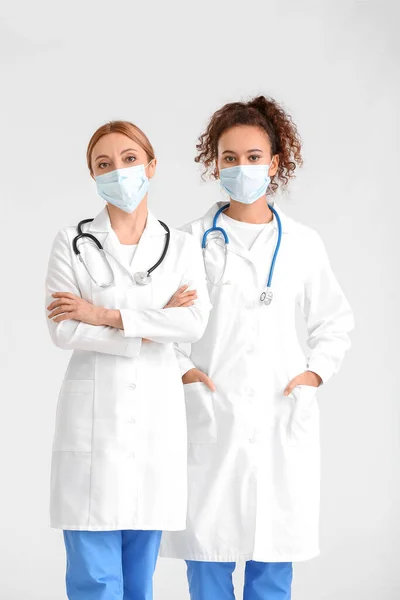 Retrato Doctores Con Máscaras Médicas Sobre Fondo Claro — Foto de Stock