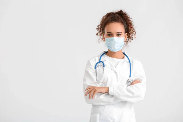 Porträt Einer Ärztin Mit Medizinischer Maske Auf Hellem Hintergrund — Stockfoto