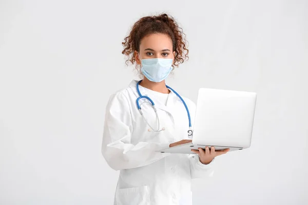 Portrait Female Doctor Laptop Light Background — Stock Photo, Image