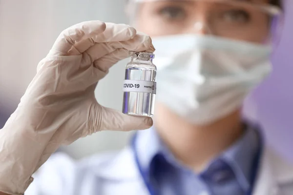 Ilmuwan Dengan Vaksin Covid Laboratorium — Stok Foto