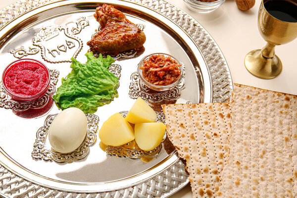Пасхальная тарелка с традиционными блюдами на столе