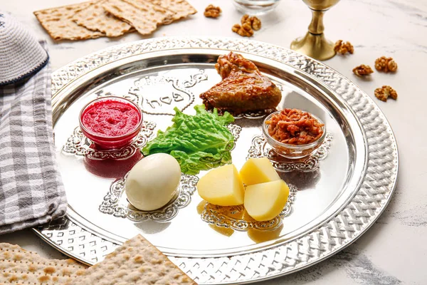 Pesach Seder Talíř Tradičním Jídlem Stole — Stock fotografie
