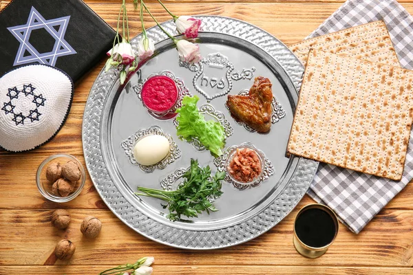 Pesach Seder Talíř Tradičním Jídlem Tórou Židovským Uzávěrem Stole — Stock fotografie