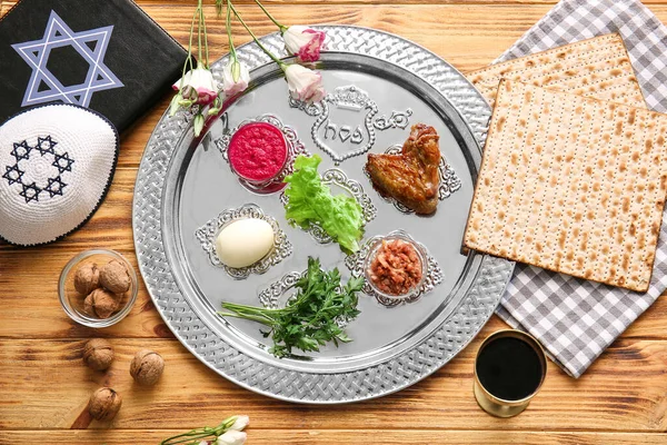 Páscoa Seder Prato Com Comida Tradicional Torá Boné Judeu Mesa — Fotografia de Stock