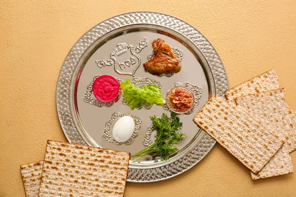 Passover Seder Piatto Con Cibo Tradizionale Sfondo Colore — Foto Stock