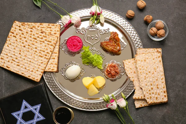 Passover Seder Assiette Avec Nourriture Traditionnelle Torah Sur Fond Sombre — Photo