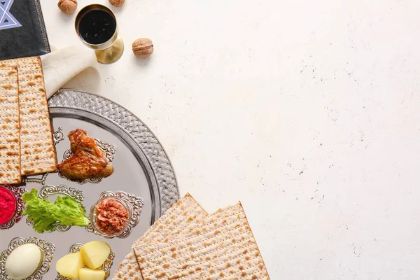 Passover Seder Piatto Con Cibo Tradizionale Sfondo Bianco — Foto Stock