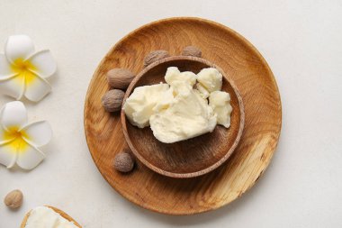 Açık arkaplanda Shea tereyağlı tabak