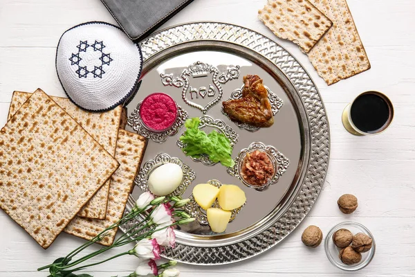 Pessach Seder Teller Mit Traditionellem Essen Und Jüdischer Mütze Auf — Stockfoto