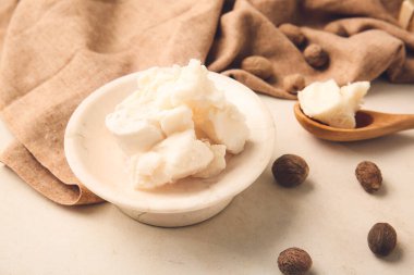 Açık arkaplanda Shea tereyağlı tabak